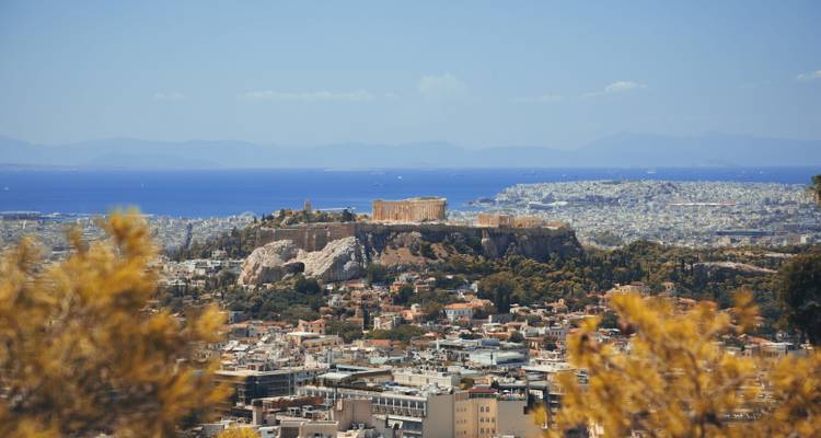 Vue de l'Acropole d'Athènes, Grèce avec une mer en arrière-plan.