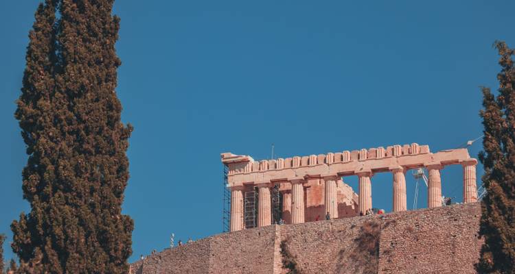 Vue du Parthénon sous un ciel bleu dégagé.