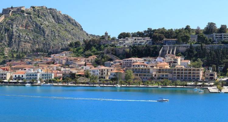 Stadt mit Festung auf dem Hügel, Blick über die Bucht.