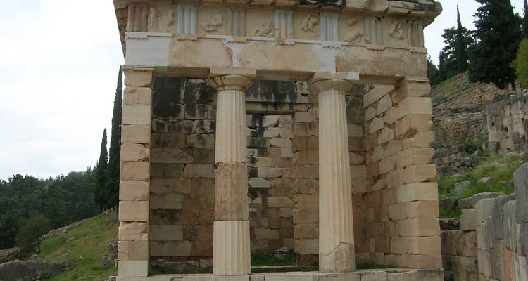 Antike Ruinen eines kleinen Steingebäudes mit Säulen.