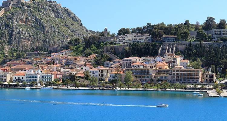 Vue panoramique de Nauplie avec des bâtiments colorés au bord de l'eau.