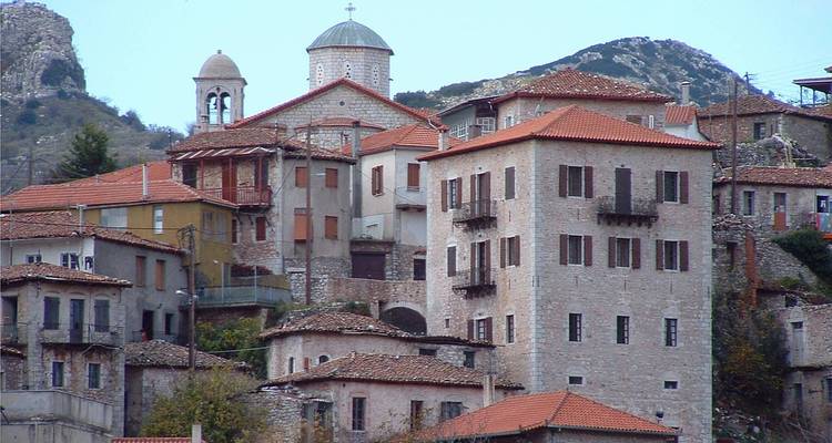 Charmante ville avec des maisons sur la colline et une église.