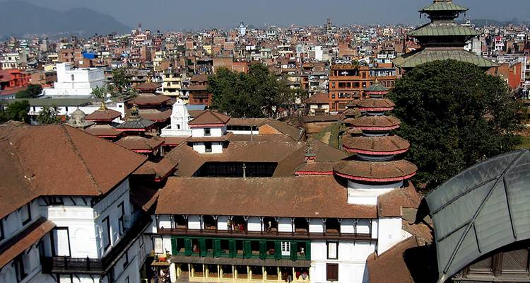 Uitzicht over een dichtbevolkt stedelijk gebied met traditionele architectuur.