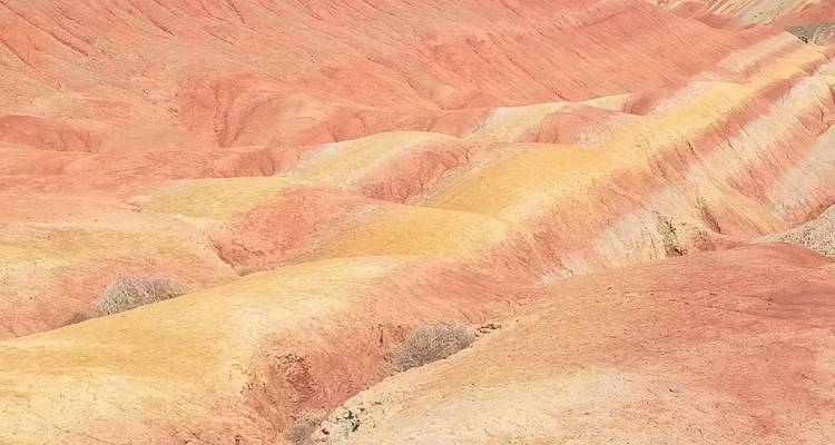 Collines multicolores dans un paysage aride.