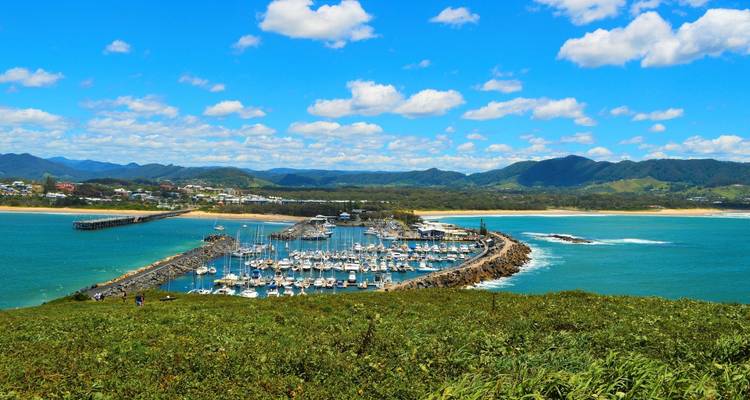 Kustmarina met jachten en schilderachtig landschap.