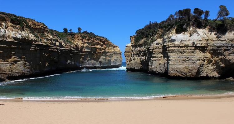 Falaises luxuriantes et eaux cristallines à Loch Ard Gorge.