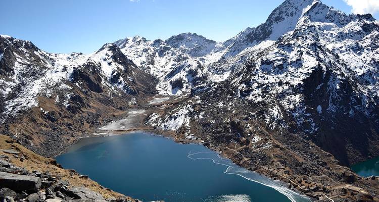 Paisaje pintoresco de montañas nevadas y un lago.