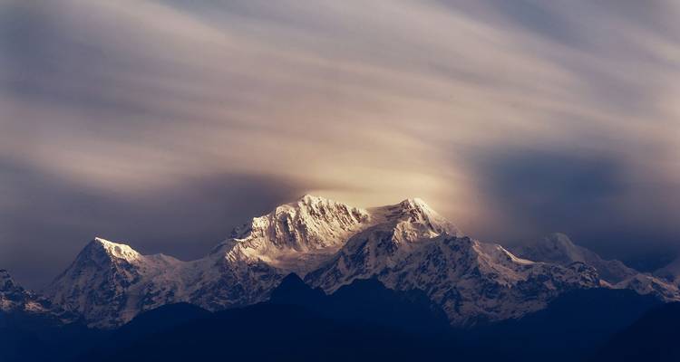 Majestueuses cimes montagneuses couvertes de neige.