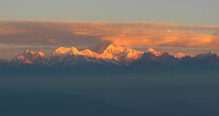 Chaîne de montagnes de l'Himalaya au coucher du soleil.