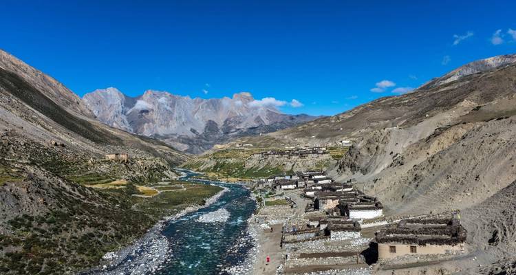 Ein Fluss, der durch ein abgelegenes Bergdorf fließt.
