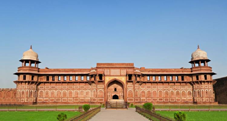 Nahaufnahme der Außenseite einer großartigen roten Festung unter einem klaren blauen Himmel.
