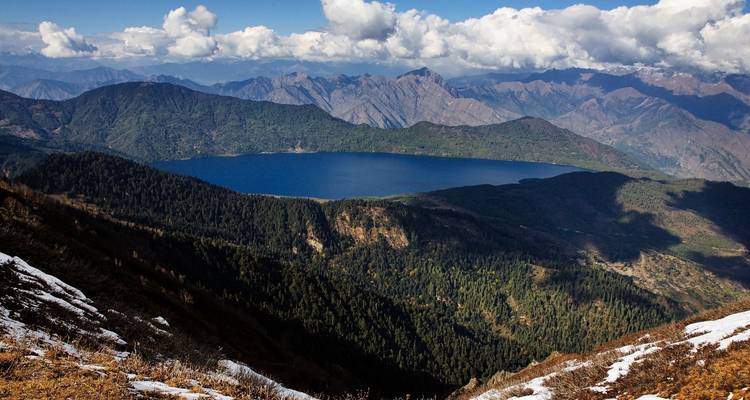 Rara-meer in Nepal omringd door weelderige bergen.