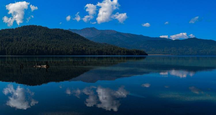 Rara-meer met heldere reflecties van de lucht in Nepal.