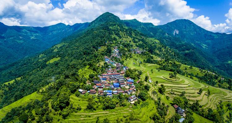 Luftaufnahme von Dorf und Terrassenfeldern in Kalikasthan, Nepal.