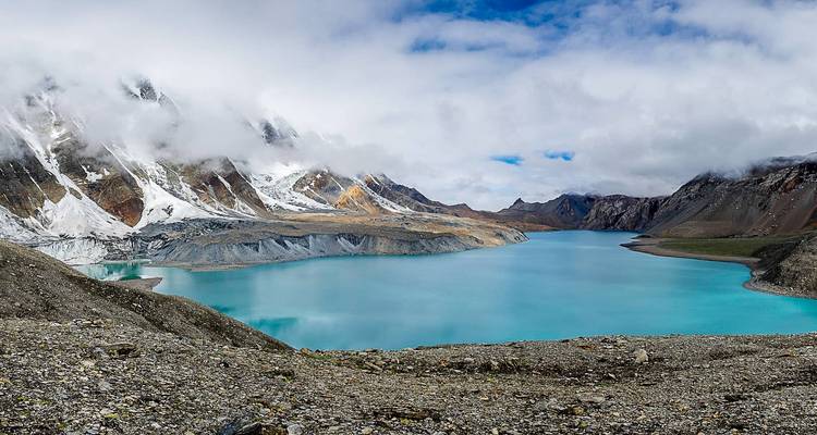 Turquoise meer te midden van besneeuwde bergen in Nepal.