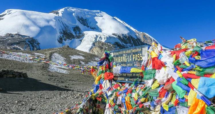 Thorung La Pas met gebedsvlaggen in Nepal.
