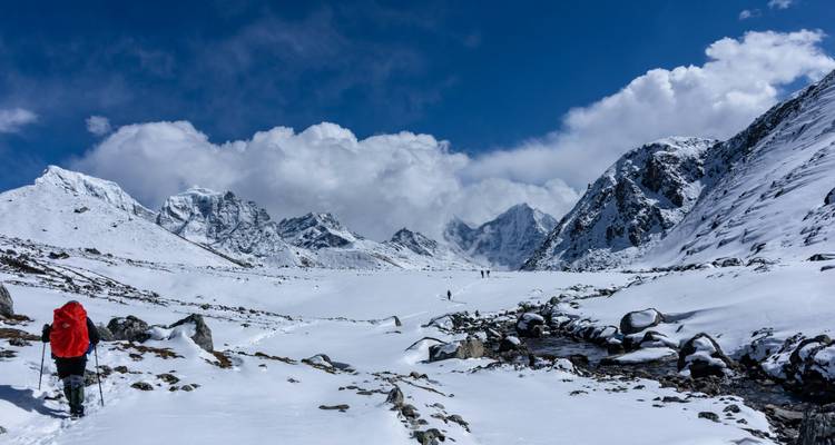 Panoramisch uitzicht op met sneeuw bedekte Himalaya-bergen met trekkers.
