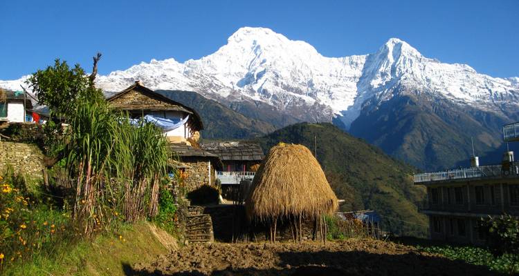 Traditionele Nepalese huizen met adembenemende uitzichten op de bergen.