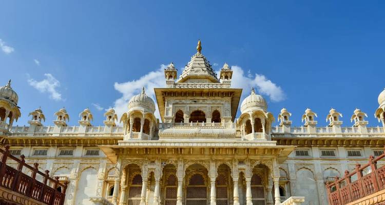 Majestueux palais de marbre blanc.