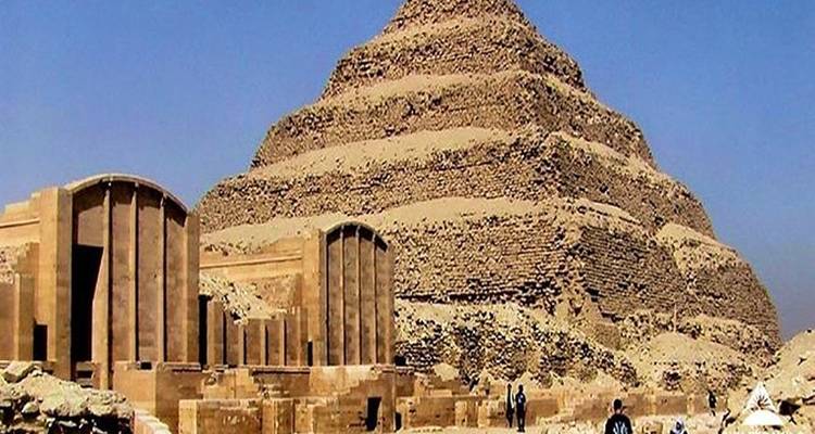 Trappenpyramide van Djoser met toeristen die het gebied verkennen.