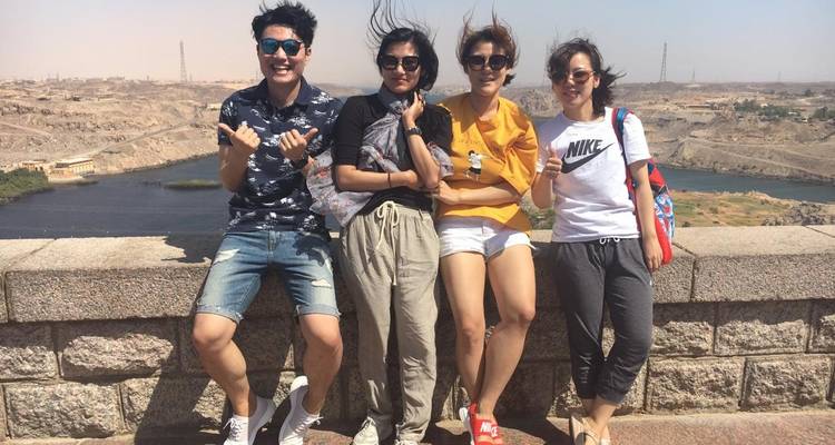 Groep toeristen met een rivier uitzicht op de achtergrond.