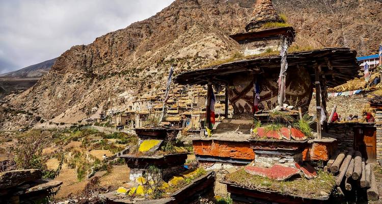Estructuras tradicionales de piedra en un paisaje montañoso.