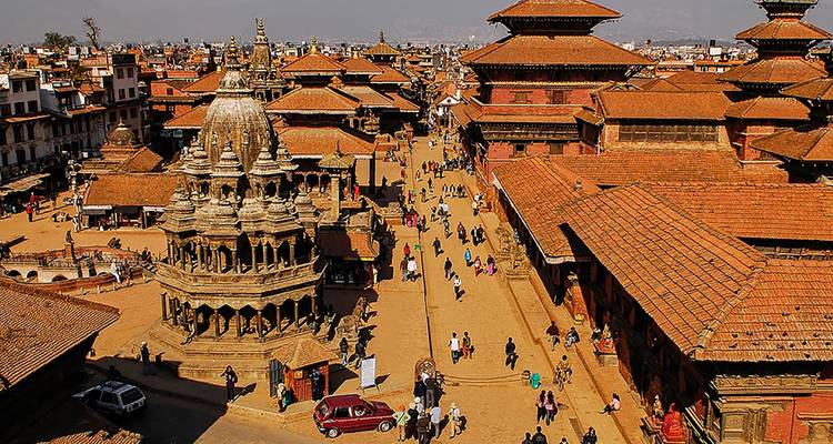 Druk Patan Durbar Square in Kathmandu, Nepal, met levendige historische architectuur.