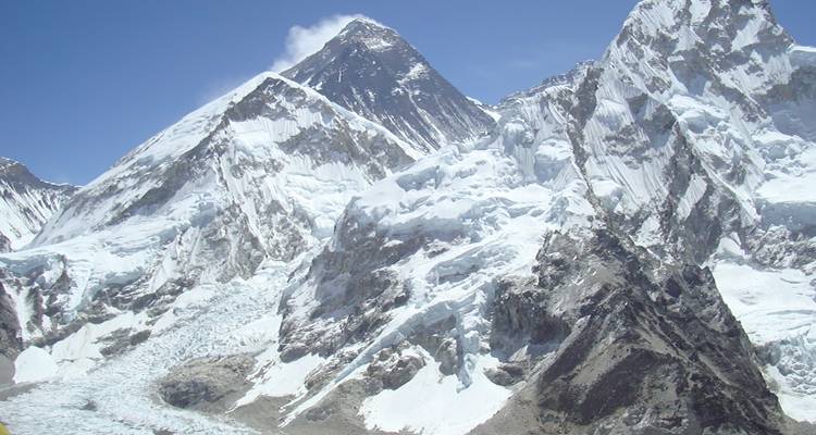 Der Mount Everest ragt über die umliegenden Gipfel hinaus.