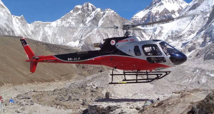 Hubschrauber fliegt in der Nähe von Bergen in der Everest-Region.