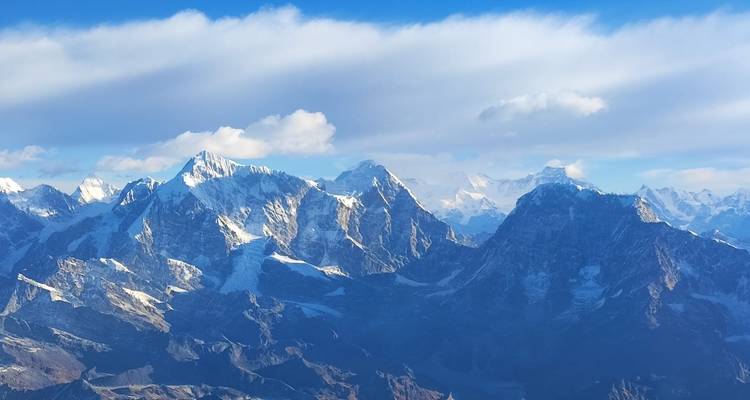 Majestätische schneebedeckte Berge unter einem klaren blauen Himmel.