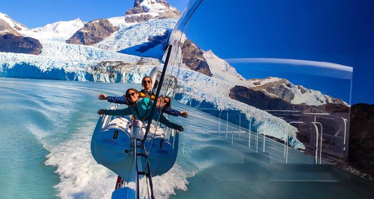 Personas disfrutando de un paseo en bote cerca del Glaciar Perito Moreno.