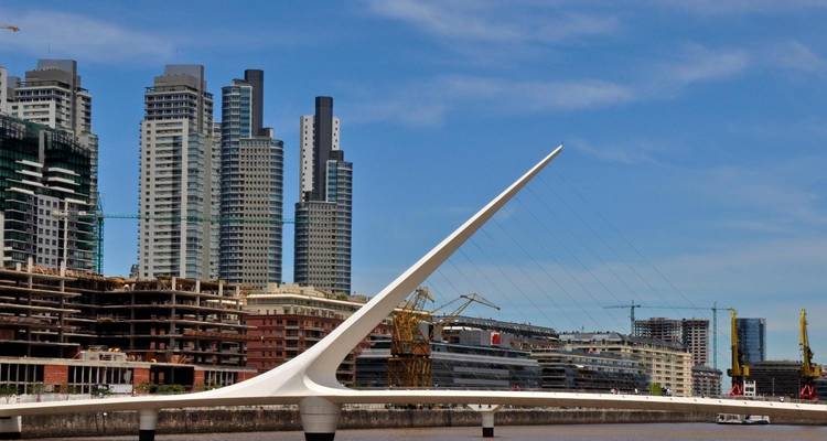 Vista del Puente de la Mujer con edificios modernos de la ciudad al fondo en Buenos Aires.