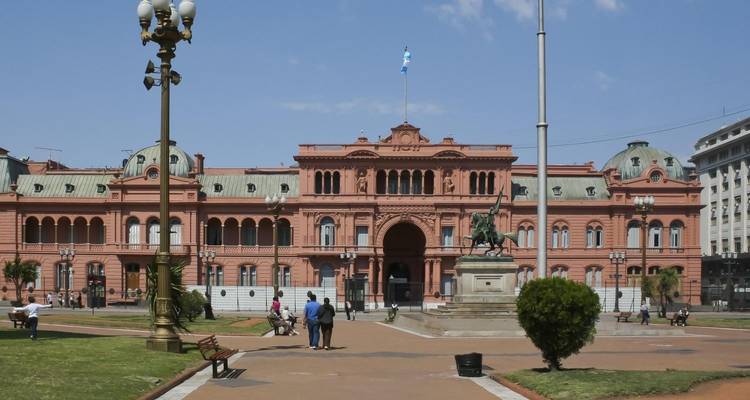 Vista frontal de la Casa Rosada con personas caminando.