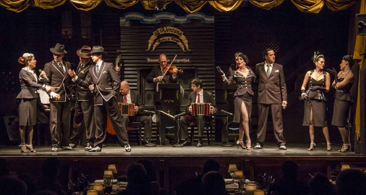 Espectáculo escénico con bailarines de tango y músicos en Buenos Aires.