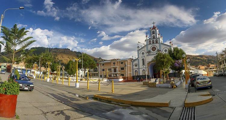 Schöner Platz mit einer Kirche in malerischer Umgebung.