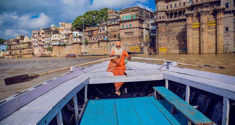 Mann rudert ein Boot auf dem Ganges