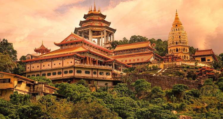 Uitzicht op Kek Lok Si Tempel met warme verlichting.