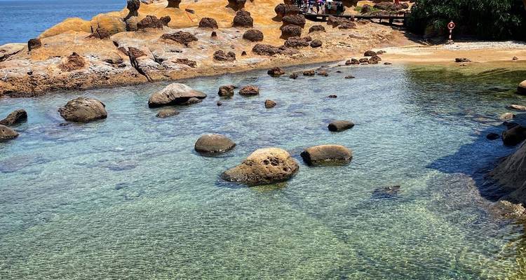 Hermosa costa rocosa con agua cristalina.
