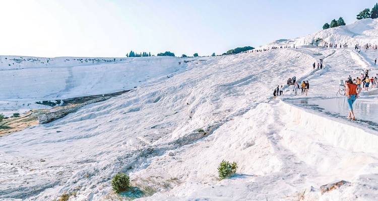 Travertijnterrassen in Pamukkale met toeristen.