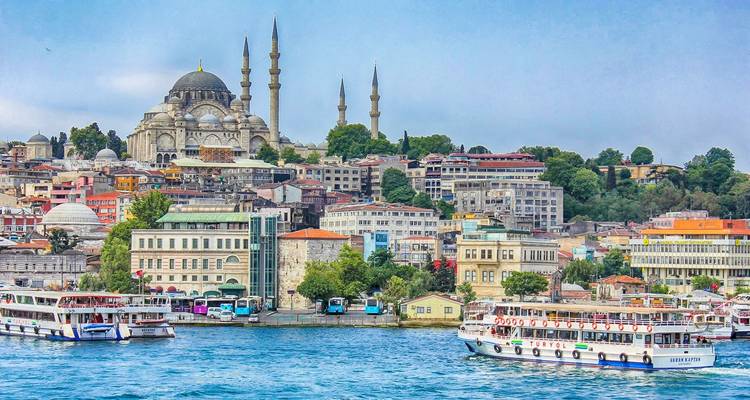 Uitzicht vanaf de Bosphorus in Istanbul met boten en moskeeën.