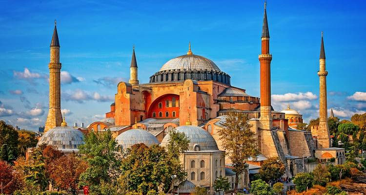 Majestueus uitzicht op de Hagia Sophia met heldere blauwe lucht.