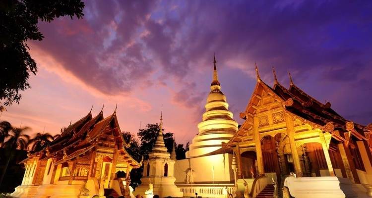 Complexe de temples au crépuscule avec un éclairage dramatique et un ciel spectaculaire.