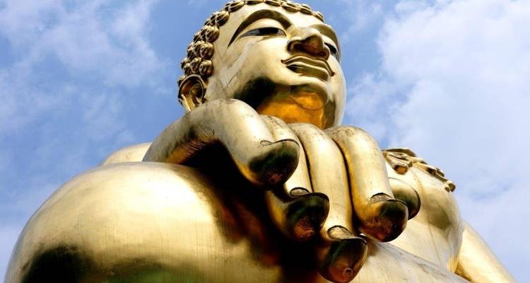 Gros plan d'une grande statue de Bouddha en or.