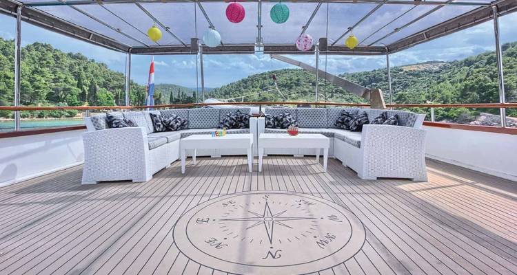 Cubierta de lujo de un yate con asientos y decoraciones.