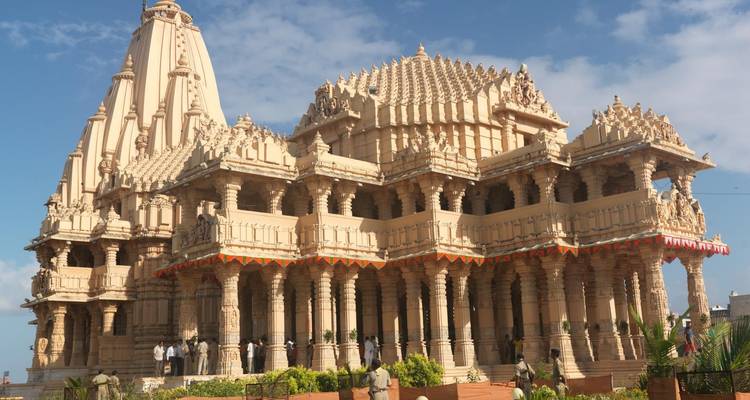 Prachtige tempel met ingewikkelde gravures, mensen eromheen.