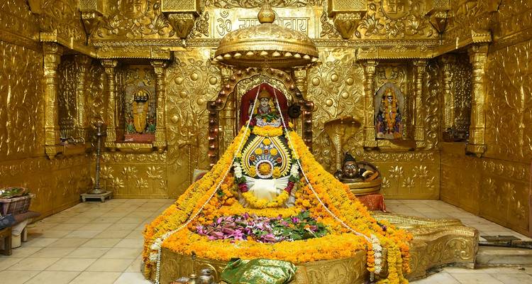 Tempelinterieur met gouden decoraties.