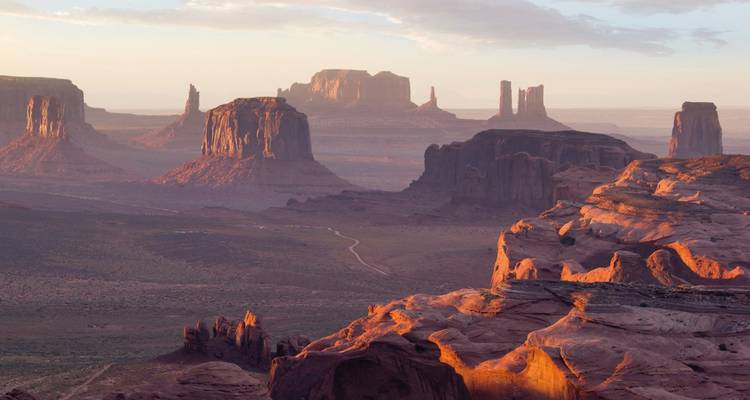Vue panoramique des formations de grès iconiques de Monument Valley.