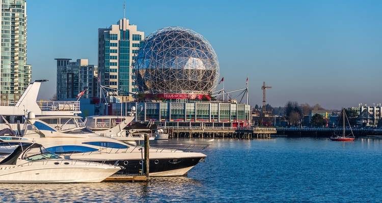 Vancouver waterkant met het iconische Science World.