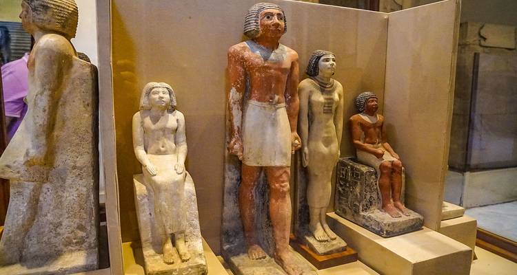Statuen von alten Ägyptern in der Ausstellung.