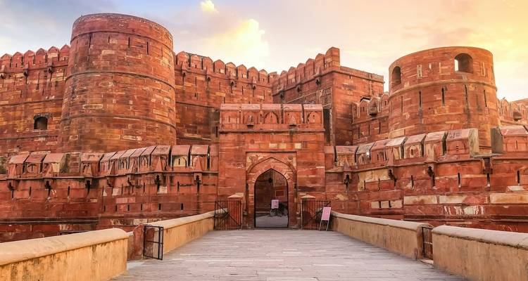 Eingang zum Roten Fort mit warmem Schein.